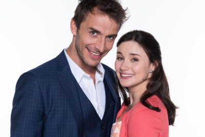 Die schönsten Traumpaare aus "Sturm der Liebe" - Alle Paare von Staffel 1 bis 21 im Überblick - Clara (Jeannine Michèle Wacker) und Adrian (Max Alberti) in Staffel 12: Clara trifft auf ihre Jugendliebe Adrian, der sie anfangs nur als kleine Schwester ansieht, da er einer anderen Frau hinterher läuft.