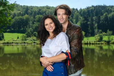 Die schönsten Traumpaare aus "Sturm der Liebe" - Alle Paare von Staffel 1 bis 21 im Überblick - Denise (Helen Barke) und Joshua (Julian Schneider) in Staffel 15: Denise' größte Konkurrentin ist ihre eigene Schwester Annabelle, mit der Joshua zu Beginn liiert ist.