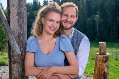 Die schönsten Traumpaare aus "Sturm der Liebe" - Alle Paare von Staffel 1 bis 21 im Überblick - Maja (Christina Arends) und Florian (Arne Löber) in Staffel  17: Beide verbindet die Liebe zur Natur, wenn auch auf unterschiedlichen Ebenen. Maja fotografiert und Florian ist Förster. Florians Bruder versucht immer wieder zwischen die Beziehung der beiden zu Funken.