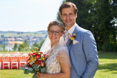 Die schönsten Traumpaare aus "Sturm der Liebe" - Alle Paare von Staffel 1 bis 21 im Überblick - Josie (Lena Conzendorf ) und Paul (Sandro Kirtzel) in Staffel 18: Josie verliebt sich in Paul, der jedoch nur Augen für Constanze hat, nachdem seine erste Frau Romy gestorben ist. Das Schicksal bringt beide trotzdem zusammen.