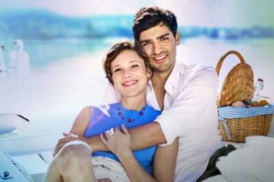 Die schönsten Traumpaare aus "Sturm der Liebe" - Alle Paare von Staffel 1 bis 21 im Überblick - Eleni (Dorothée Neff) und Leander (Marcel Zuschlag) kämpfen in der aktuellen 19. Staffel um ihre Liebe. Eleni lernt Leander nach einem Unfall im Krankenhaus kennen.