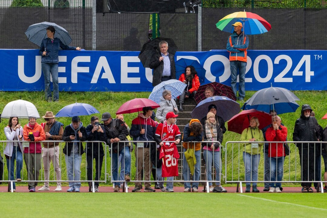 Die Schotten hoffen auf "Märchen" - 200.000 Fans reisen mit - Zuschauer verfolgen bei Regen das Trainings der schottischen Nationalmannschaft in Garmisch Partenkirchen.
