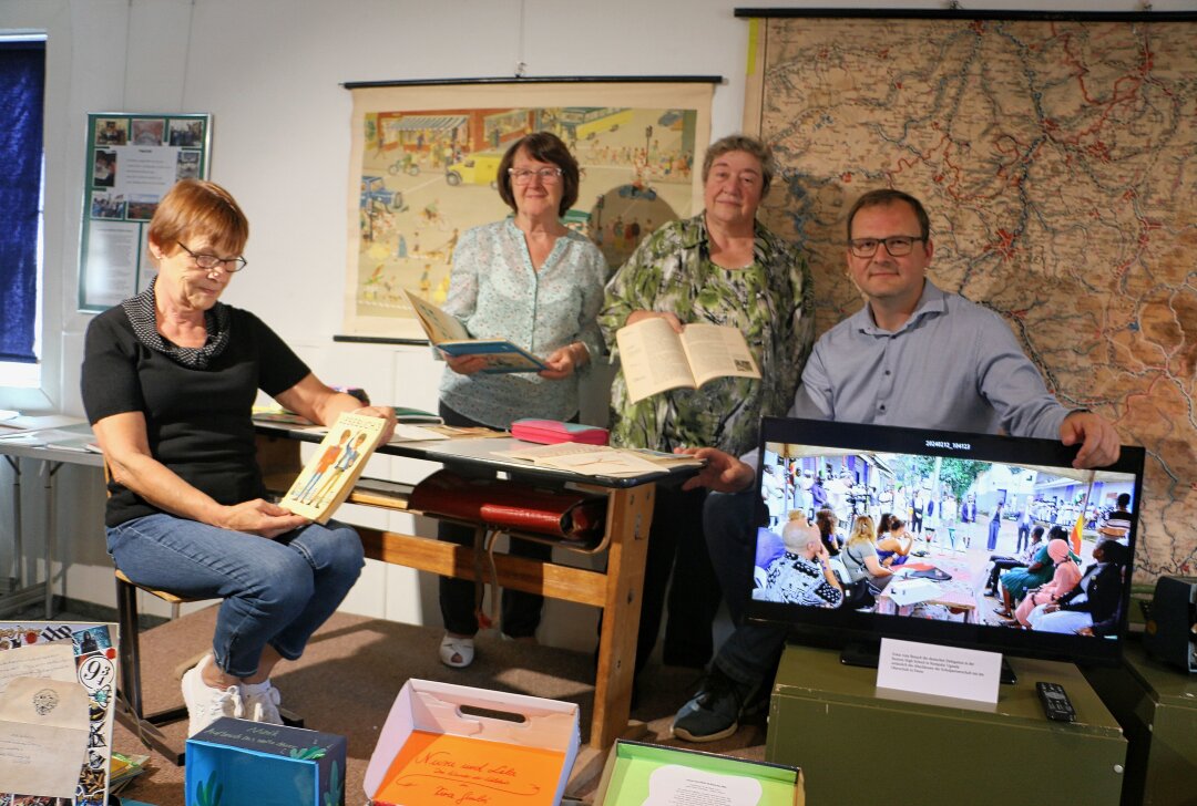 Die Schule Pausa gestern und worum sie heute kämpft - In der neuen Ausstellung: Ute Arnold vom Heimatverein, die ehemaligen Lehrerinnen Luise Voigtmann und Uta Scheufler (von links) sowie Sebastian Herda aus Zeulenroda, der die Oberschule Pausa leitet. Foto: Simone Zeh