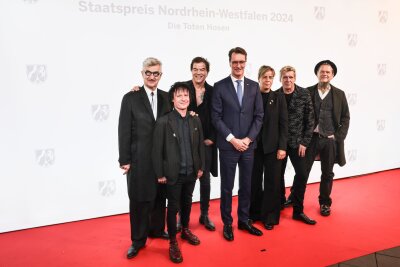 Die Toten Hosen mit NRW-Staatspreis geehrt - Ministerpräsident Hendrik Wüst (CDU) und Regisseur Wim Wenders lobten das Engagement der Band. 