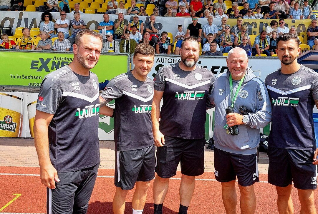 Die verrückten Plauener: Für den Fußball tun sie alles - Im Bild von links: Karsten Oswald, Patrick Grandner, Oliver Dix, Thomas Sesselmann und Kevin Brettfeld. Foto: Karsten Repert