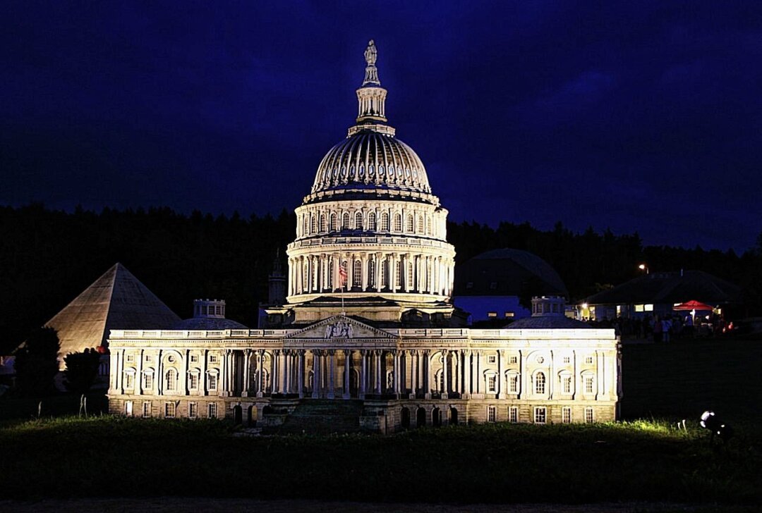 "Die Welt am Tag und in der Nacht erleben": Romantisches Event-Highlight in der Miniwelt - Blick auf das "Capitol" bei Nacht. Foto: Miniwelt