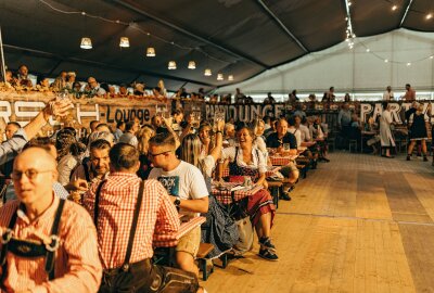 Die Wooosn sind eröffnet! Das 12. Chemnitzer Oktoberfest startet mit Schwung - Am Freitag haben die Wooosn ihre Tore geöffnet. Foto: Henrik Bonesky