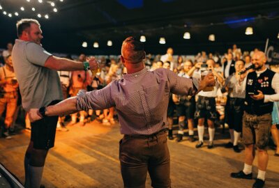 Die Wooosn sind eröffnet! Das 12. Chemnitzer Oktoberfest startet mit Schwung - Am Freitag haben die Wooosn ihre Tore geöffnet. Foto: Henrik Bonesky