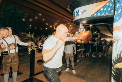 Die Wooosn sind eröffnet! Das 12. Chemnitzer Oktoberfest startet mit Schwung - Am Freitag haben die Wooosn ihre Tore geöffnet. Foto: Henrik Bonesky