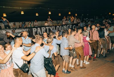 Die Wooosn sind eröffnet! Das 12. Chemnitzer Oktoberfest startet mit Schwung - Am Freitag haben die Wooosn ihre Tore geöffnet. Foto: Henrik Bonesky