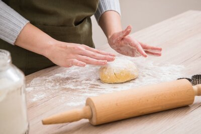 Diese 5 Fehler sollten Sie beim Plätzchen backen vermeiden - Man sollte nicht zu viel Mehl nehmen, da der Mürbeteig sonst bricht.