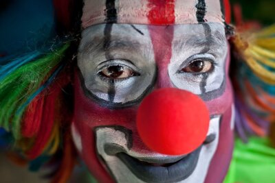 Diese Phobien gibt es wirklich - Ein bisschen unheimlich sind sie schon: Clowns. Sie sind unberechenbar, ihr aufgemaltes Lächeln ist irgendwie falsch. Wer den Film "Es" kennt, weiß, dass es durchaus böse Clowns gibt. Johnny Depp hätte in diesem Film wohl niemals mitgespielt, denn er leidet unter der sogenannten Coulrophobie.