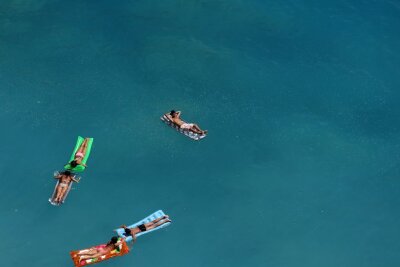 Diese Phobien gibt es wirklich - Schwimmen, Plantschen, Duschen, Baden: Das sind für Aquaphobiker qualvolle Vorstellungen. Menschen mit dieser Angststörung fürchten sich vor Wasser. Bei einigen beschränkt sich die Angst lediglich auf tiefes Wasser, was Schwimmen unmöglich macht. In besonders ausgeprägten Fällen wird allerdings die tägliche Körperpflege zur Herausforderung, da sämtliche Situationen mit Wasser gemieden werden.