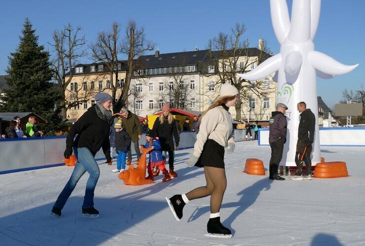 Diese Stadt im Erzgebirge hat endlich wieder ein Eisarena - Sofort nach der Eröffnung herrschte reger Betrieb auf der Marienberger Eisfläche.