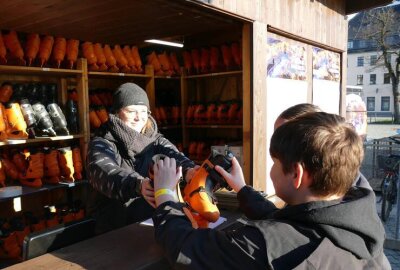 Diese Stadt im Erzgebirge hat endlich wieder ein Eisarena - Es gibt genügend Schlittschuhe aller Größen, die Besucher ausleihen können.