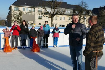 Diese Stadt im Erzgebirge hat endlich wieder ein Eisarena - Oberbürgermeister André Heinrich und Unternehmer Jörg Kleditzsch eröffneten die Eisarena.