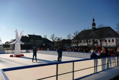 Diese Stadt im Erzgebirge hat endlich wieder ein Eisarena - Die Eisarena befindet sich mitten auf dem Marienberger Markt.