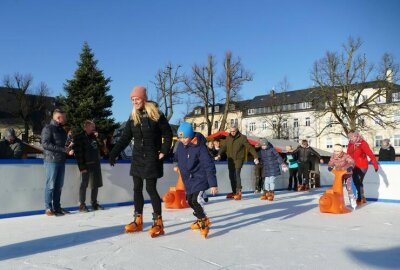 Diese Stadt im Erzgebirge hat endlich wieder ein Eisarena - Für junge Anfänger stehen kleine Plastik-Pinguine als Helfer bereit.