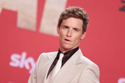 Diese Szene brachte Eddie Redmayne an Grenzen: "Das war echt ekelhaft!" - Eddie Redmayne bei der Premiere der Serie "The Day Of The Jackal" in Berlin: Der Dreh brachte den Schauspieler an Grenzen.