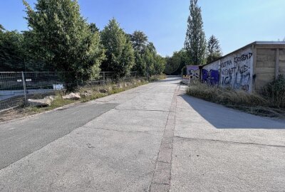 Diese Vollsperrungen gilt es ab Montag in Aue zu beachten - Neu ausgebaut werden soll unter Vollsperrung die Zufahrtsstraße zu den Garagenkomplexen an der Lößnitzer Straße in Aue. Foto: Ralf Wendland