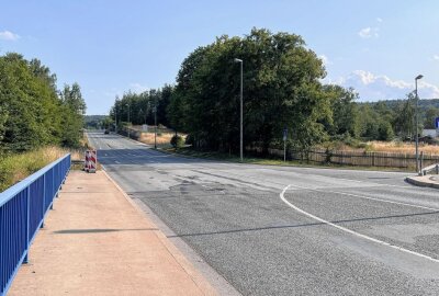 Diese Vollsperrungen gilt es ab Montag in Aue zu beachten - Im Bereich Becherweg / S 255 beginnt heute unter Vollsperrung die Fahrbahndeckensanierung. Foto: Ralf Wendland