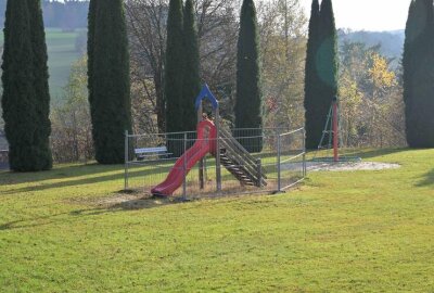 Dieser Spielplatz im Erzgebirge wird zum Mehrgenerationsplatz - Der Spielplatz ‚Am Lerchenberg‘ in Zschorlau soll zum Mehrgenerationsplatz umgestaltet werden. Foto: Ralf Wendland