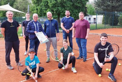 Dieser Verein im Vogtland braucht elf Tonnen Tennissand für Saisonstart - Große Freude beim VTC 1892: Thomas Münzer (3. von links) brachte die Förderurkunde von "Sternquell hilft" vorbei. Foto: Karsten Repert