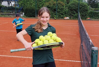 Dieser Verein im Vogtland braucht elf Tonnen Tennissand für Saisonstart - Der Reichenbacher Tennisnachwuchs steht bereits in den Startlöchern. Viele Talente drängen nach oben. Foto: Karsten Repert