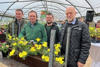 Dieser Zukunftsbetrieb setzt auf Sternenzauber und Sonnenkraft - Von links: Constantin, Matthias und Manuel Tröltzsch zusammen mit Andreas Heinz. In der Gärtnerei & Baumschule hat der Gartenbauverband Mitteldeutschland e.V. die Saison eröffnet. Foto: Pressebüro Repert