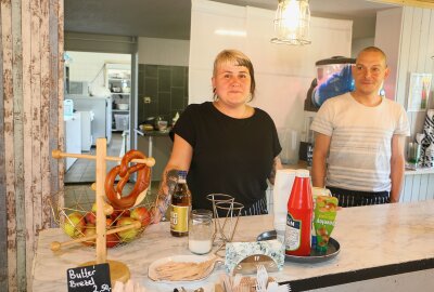 Dieses Waldbad im Vogtland versprüht pures Summerfeeling - Heimathafen-Betreiberin Marie Wolf und Benjamin Seidel, der aushilft. Foto: Simone Zeh