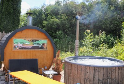 Dieses Waldbad im Vogtland versprüht pures Summerfeeling - Sauna und Jacuzzi. Foto: Simone Zeh