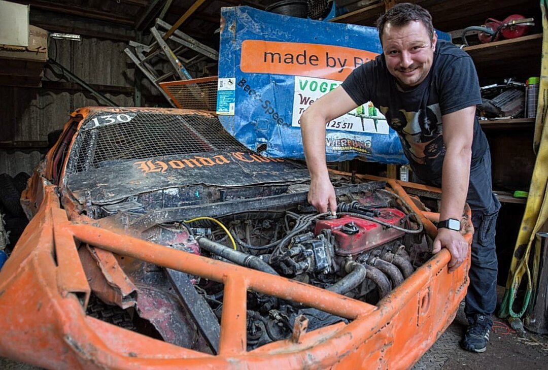Dieses Wochenende: Crash-Car-Rennen in Seiffen - Kai Rudolph macht seinen Wagen fit für das Crash-Var-Rennen in Seiffen. Foto: Jan Görner