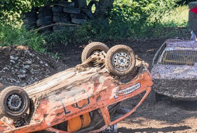 Dieses Wochenende: Crash-Car-Rennen in Seiffen -  Auf der Piste geht es hart zu. Hin und wieder landet ein Fahrzeug auf dem Dach. Der Fahrer dieses Wagens kam im vergangenen Jahr unverletzt aus seinem Stockcar heraus. Der eingebraute Käfig sorgt für die Sicherheit der Fahrer. Foto: Jan Görner