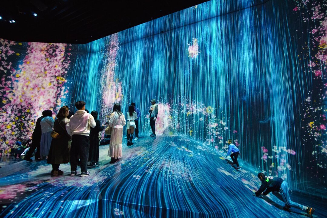 Digital Art Museum in Tokio: Ist das die Zukunft der Kunst? - Wirkt echt, wird aber nur durch Licht und Sound erzeugt: Wasserfall-Installation im teamLab Borderless Tokyo.