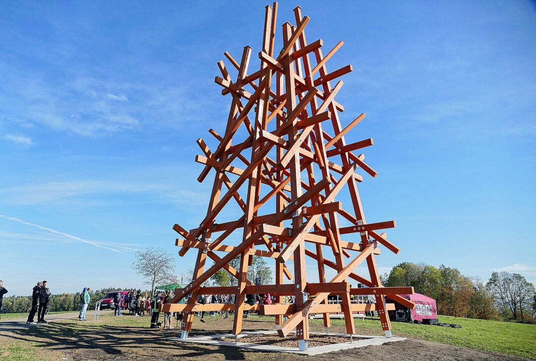 Dittersdorfer Triangulierungsturm säumt den Purple Path - Das Kunstwerk "Zwei in ein ander Gewobene" ist 14 Meter hoch. Foto: Andreas Bauer