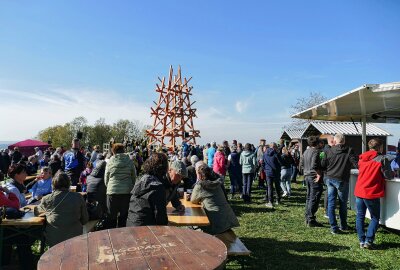 Dittersdorfer Triangulierungsturm säumt den Purple Path - Zur Einweihung kamen mehr als 500 Besucher auf die Dittersdorfer Höhe. Foto: Andreas Bauer