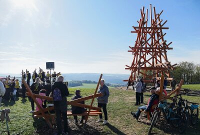 Dittersdorfer Triangulierungsturm säumt den Purple Path - Zum Objekt gehören auch zwei Sitzgruppen in ähnlichem Baustil. Foto: Andreas Bauer