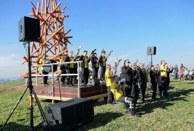 Dittersdorfer Triangulierungsturm säumt den Purple Path - Zur Eröffnung sorgten "De Schallis" aus Großolbersdorf für Stimmung. Foto: Andreas Bauer