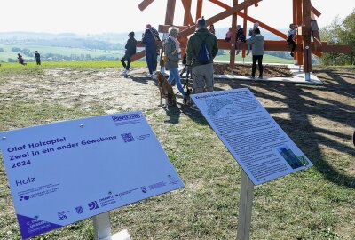 Dittersdorfer Triangulierungsturm säumt den Purple Path - Zwei Info-Tafeln klären über den Künstler und die Triangulierung auf. Foto: Andreas Bauer