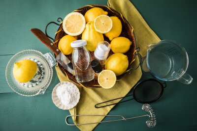 DIY-Hack: Mückenspray mit Zitronensaft selbst herstellen - Für selbstgemachtes Mückenspray braucht man Zitronensaft, Zitronenöl, Backpulver, Wasser und eine kleine Sprühflasche.