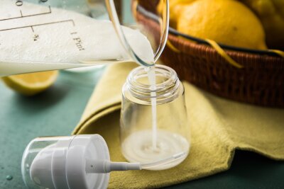 DIY-Hack: Mückenspray mit Zitronensaft selbst herstellen - Den Saft einer Zitrone, vier bis fünf Tropfen Zitronenöl und ein Päckchen Backpulver mischen und in eine Sprühflasche geben.