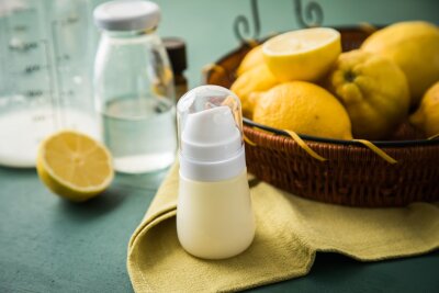 DIY-Hack: Mückenspray mit Zitronensaft selbst herstellen - Die Sprühflasche mit Wasser auffüllen - fertig. Das Mückenspray kommt anschließend in den Kühlschrank.