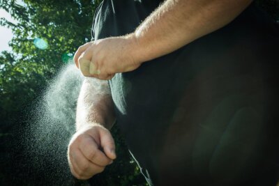 DIY-Hack: Mückenspray mit Zitronensaft selbst herstellen - Das Mückenspray wird direkt auf die Haut gesprüht - im Test hielt der Geruch ungefähr zwei Stunden.