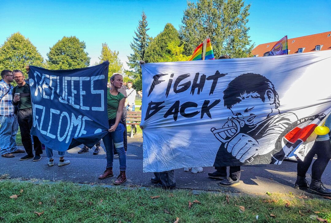 Döbeln wird bunt: Dritter Christopher Street Day - Unter dem Motto "Bunte Flaggen gegen braune Politik!" versammeln sich am Samstag in Döbeln zum dritten Mal mehrere Hundert Menschen zum Christopher Street Day (CSD). Foto: EHL Media