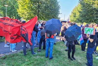 Döbeln wird bunt: Dritter Christopher Street Day - Die Polizei begleitet den Aufzug. Foto: EHL Media