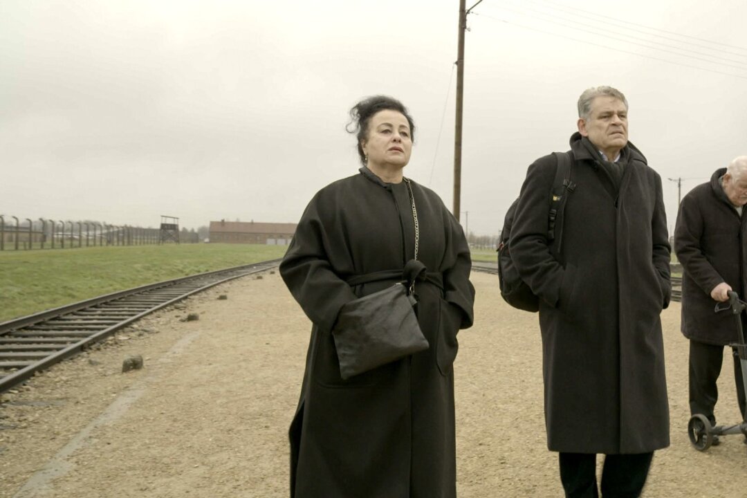 Dokumentarfilm über die Hölle von Auschwitz - Maya Lasker-Wallfisch (l-r), Kai Höss und Hans Jürgen Höss in einer Szene des Films "Der Schatten des Kommandanten".