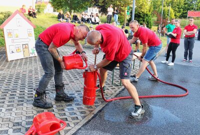 Doppelsieg für Niederwiesa bei 13. Feuerwehrolympiade - Beim Zielspritzen war Teamarbeit gefragt. Foto: Knut Berger