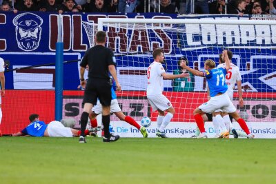 Dortmund schlägt Leipzig - Kiel feiert Premierensieg - Die Kieler jubeln über den ersten Bundesligasieg der Clubgeschichte.