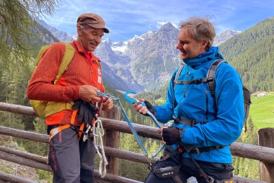 Downhill, kiten, fliegen: Aktivurlaub im Vinschgau - Vorbereitung mit Seil und Karabiner: Olaf Reinstadler mit Autor Bernhard Krieger.