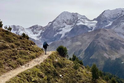 Downhill, kiten, fliegen: Aktivurlaub im Vinschgau - Wandern in Sulden: Die Gegend wandelt sich nach dem Herbst in ein schneesicheres Skigebiet.